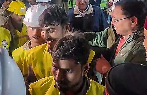 തൊഴിലാളികൾ പുറത്തേക്ക് വരുന്നു/ പിടിഐ