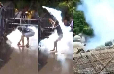 പൊലീസുകാർക്ക് നേരെ ടിയർ ഗാസ് എറിയുന്നു/ ടെലിവിഷൻ ദൃശ്യം