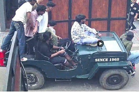 ഓപ്പണ് ജീപ്പുമായി റെയ്സിങ് നടത്തിയ വിദ്യാര്ഥികള്