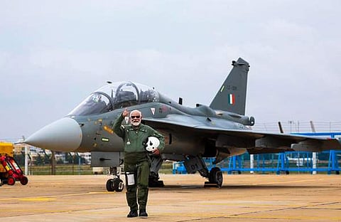 പ്രധാനമന്ത്രി നരേന്ദ്ര മോദി കഴിഞ്ഞദിവസം തേജസിൽ പരീക്ഷണ പറക്കൽ നടത്തിയപ്പോൾ/ പിടിഐ