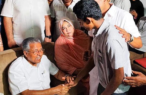 മുഖ്യമന്ത്രി പിണറായി വിജയൻ ജിന്റോയെ ആശ്വസിപ്പിക്കുന്നു/ ഫെയ്സ്ബുക്ക്