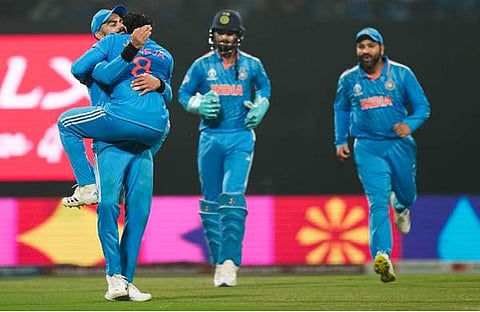 കോഹ്ലിക്കൊപ്പം വിക്കറ്റ് നേട്ടമാഘോഷിക്കുന്ന രവീന്ദ്ര ജഡേജ/ പിടിഐ