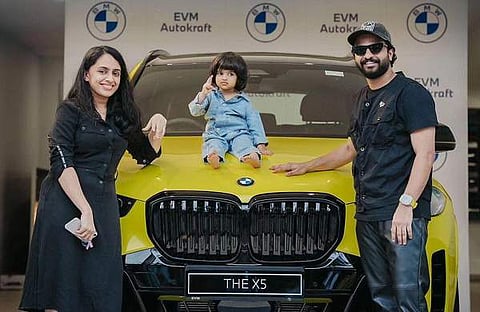 നീരജും കുടുംബവും പുതിയ കാറുമായി/ ഫെയ്സ്ബുക്ക്