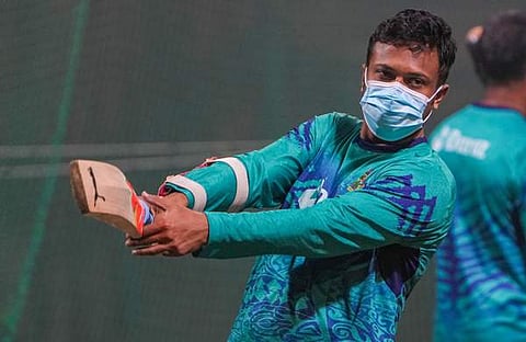 മാസ്ക് ധരിച്ച് പരിശീലനം നടത്തുന്ന ബംഗ്ലാദേശ് ക്യാപ്റ്റൻ ഷാകിബ് അൽ ഹസൻ/ പിടിഐ