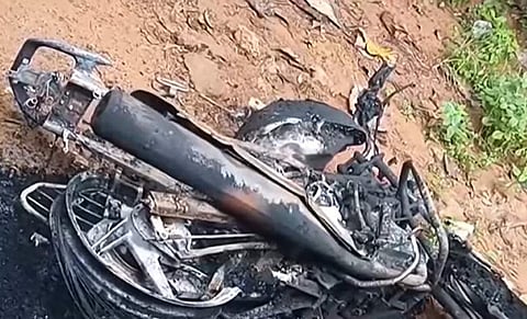 ബൈക്ക് കത്തിച്ചു/ ടെലിവിഷൻ സ്ക്രീൻഷോട്ട്