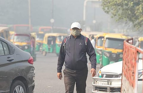 വായു മലിനീകരണത്തില് നിന്ന് രക്ഷ നേടാന് മാസ്ക് ധരിച്ചിരിക്കുന്ന ഡല്ഹി നിവാസി, പിടിഐ