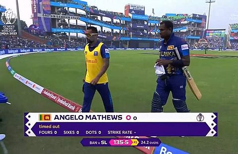 ടൈംഡ് ഔട്ടിനെ തുടർന്നു ക്രീസിലേക്ക് പോകാതെ തിരികെ ഡഗൗട്ടിലേക്ക് തിരിച്ചു നടക്കുന്ന മാത്യൂസ്/ ട്വിറ്റർ