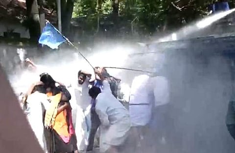 കെഎസ് യു പ്രവര്ത്തകര്ക്ക് നേരെ പൊലീസ് ജലപീരങ്കി പ്രയോഗിച്ചപ്പോള്, എഎന്ഐ
