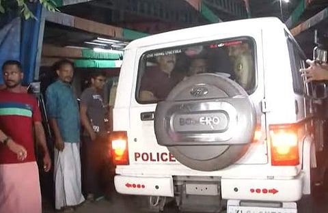 പിതാവിനെ പൊലീസ് കസ്റ്റഡിയിലെടുത്തപ്പോൾ/ ടിവി ദൃശ്യം