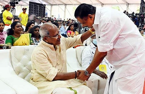 രാജഗോപാലിനെ എംവി ഗോവിന്ദൻ സ്വീകരിക്കുന്നു/ എക്സ്പ്രസ് ചിത്രം