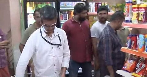 ബേക്കറിയില് ആരോഗ്യവകുപ്പ് ഉദ്യോഗസ്ഥര് പരിശോധന നടത്തുന്നു/ ടെലിവിഷന് ചിത്രം