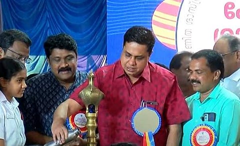 നിലവിളക്കിലെ ചെരാതില് വെള്ളമൊഴിച്ച് എല്ഇഡി ബള്ബ് കത്തിക്കുന്നു