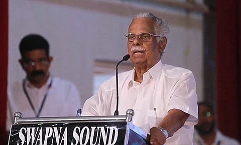 ടി പത്മനാഭന് ടി പത്മനാഭന് പ്രിയദര്ശിനി പുരസ്കാരം സ്വീകരിച്ച് സംസാരിക്കുന്നു