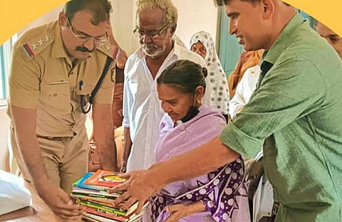 വയനാട് ജില്ലാ ജനമൈത്രി പൊലീസ് ദ്രൗപദിയമ്മയ്ക്ക് പുസ്തകങ്ങൾ കൈമാറിയപ്പോൾ, കേരള പൊലീസ് പങ്കുവെച്ച ചിത്രം