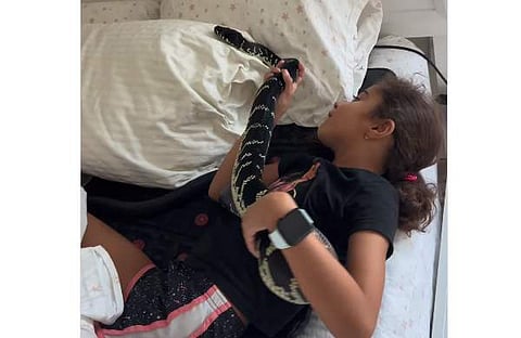 പാമ്പിനൊപ്പം ഉറങ്ങുന്ന പെൺകുട്ടിയുടെ ദൃശ്യം