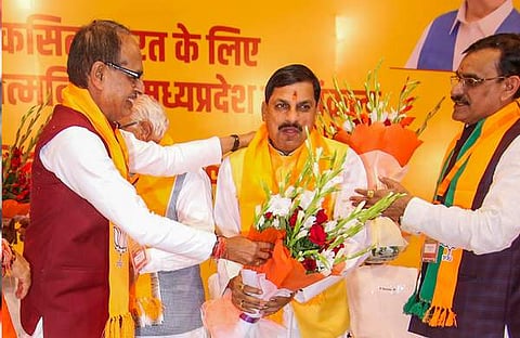 മുന്മുഖ്യമന്ത്രി ശിവരാജ് സിങ് ചൗഹാനും ബിജെപി അധ്യക്ഷന് വിഡി ശര്മയും മോഹന് യാദവിനെ അഭിനന്ദിക്കുന്നു/ പിടിഐ