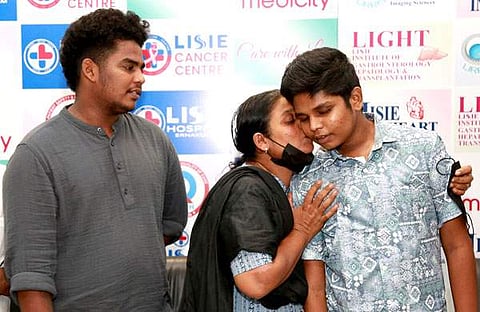 ഹരിനാരായണന് അമ്മയ്ക്കും സഹോദരനുമൊപ്പം/ടിപി സൂരജ്