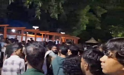 മാനവീയം വീഥിയില് ഇരുവിഭാഗങ്ങള് തമ്മില് ഏറ്റുമുട്ടിയപ്പോള്/ ടെലിവിഷന് ചിത്രം