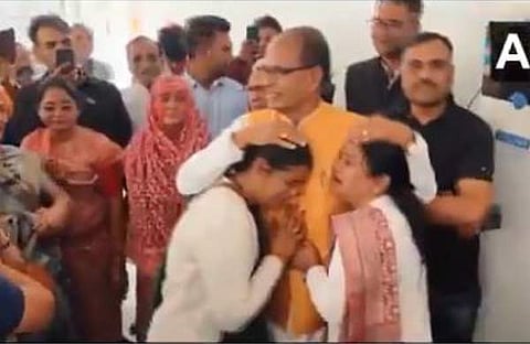 ചൗഹാനെ കെട്ടിപ്പിടിച്ച് കരയുന്ന അനുയായികൾ/ എഎൻഐ