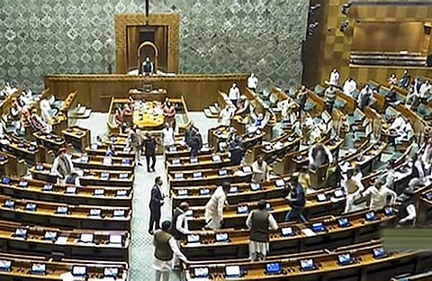 യുവാക്കൾ ലോക്സഭയിലേക്ക് ചാടുന്നു/ പിടിഐ