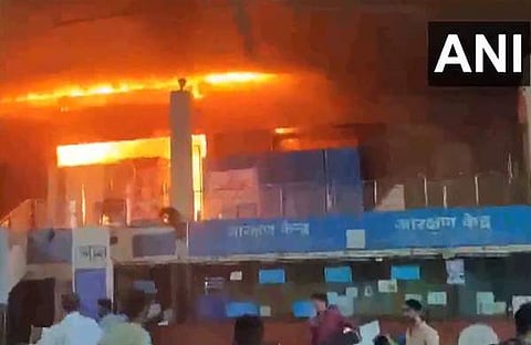 ലോക്മാന്യ തിലക് ടെര്മിനസ് റെയില്വെ സ്റ്റേഷനില് തീപിടിത്തം/  വിഡിയോ സ്ക്രീൻഷോട്ട്