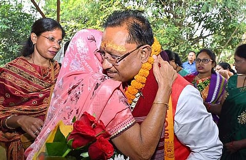 മുഖ്യമന്ത്രി വിഷ്ണുദേവ് സായി അമ്മയ്ക്കൊപ്പം/ പിടിഐ