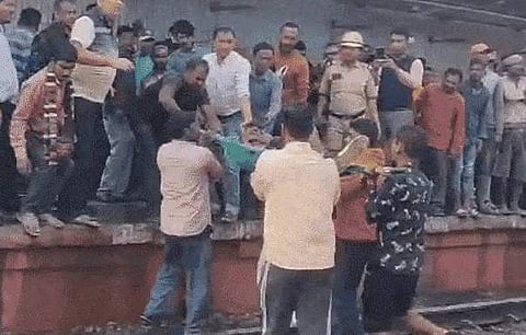 അപകടത്തില് പരിക്കേറ്റവരെ ആശുപത്രിയിലേക്ക് കൊണ്ടുപോകുന്നു/ എക്സ്