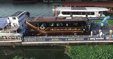 നവകേരള ബസ് വൈക്കം ബോട്ട് ജെട്ടിയില് നിന്ന് ജങ്കാറില് പോകുന്നു/ വീഡിയോ ദൃശ്യം