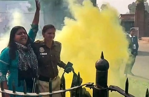 പാർലമെന്റിന് പുറത്ത് പുക ഉയർത്തി പ്രതിഷേധിച്ച പ്രതിയെ പിടികൂടിയപ്പോൾ, പിടിഐ