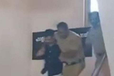 പ്രതിയെയും കൊണ്ട് പൊലീസ് ഓടുന്നതിന്റെ ടെലിവിഷന് ദൃശ്യം