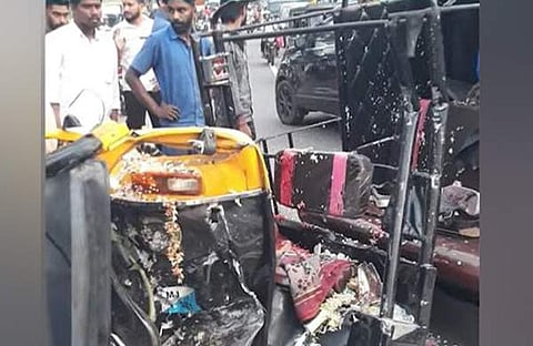 അപകടത്തില് തകര്ന്ന ഓട്ടോറിക്ഷ/ ഫോട്ടോ: ടെലിവിഷന് സ്ക്രീന്ഷോട്ട്