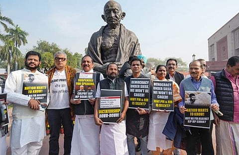 പാര്ലമെന്റില് പ്രതിപക്ഷ അംഗങ്ങളുടെ പ്രതിഷേധം/ പിടിഐ