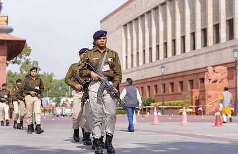 പുകക്കുറ്റി ആക്രമണത്തിനു പിന്നാലെ പാര്ലമെന്റ് മന്ദിരത്തിനു സുരക്ഷ കൂട്ടിയപ്പോള്/പിടിഐ