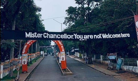 ഗവര്ണര്ക്കെതിരെ കാലിക്കറ്റ് സര്വകലാശാലയില് എസ്എഫ്ഐ പ്രവര്ത്തകര് ഉയര്ത്തിയ ബാനര്