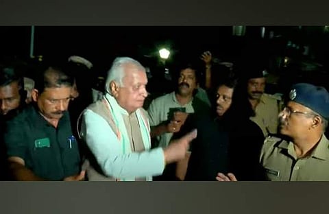 പൊലീസിനോട് കയര്ക്കുന്ന ഗവര്ണര് ആരിഫ് മുഹമ്മദ് ഖാന്/ ഫോട്ടോ: ടെലിവിഷന് സ്ക്രീന് ഷോട്ട്