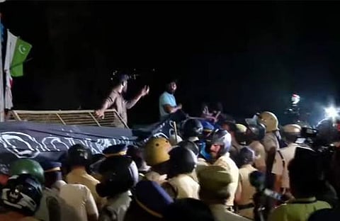 ഗവര്ണര്ക്കെതിരെ പുതിയ ബാനര് എസ്എഫ്ഐ ബാനര് ഉയര്ത്തുന്നു/ ഫോട്ടോ: ടെലിവിഷന് സ്ക്രീന്ഷോട്ട്