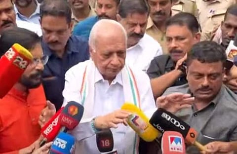 ഗവർണർ മാധ്യമങ്ങളോട് സംസാരിക്കുന്നു/ ടിവി ദൃശ്യം