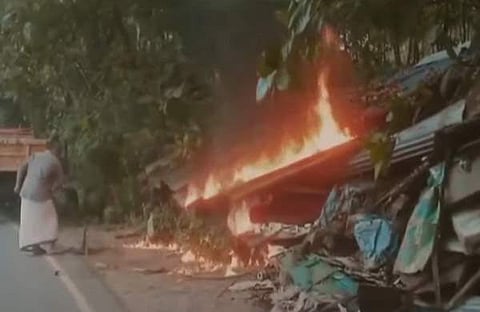 വീടു തീവെച്ചു നശിപ്പിക്കുന്നു/ ടിവി ദൃശ്യം