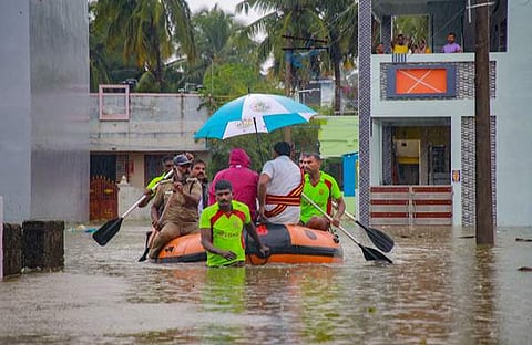തമിഴ്നാട്ടിൽ പ്രളയത്തിൽ വീടുകളിൽ കുടുങ്ങിയവരെ രക്ഷപ്പെടുത്തുന്നു/ പിടിഐ