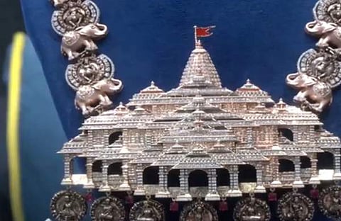 രമക്ഷേത്ര മാതൃകയില് നിര്മ്മിച്ച നെക്ലേസ്/ എഎന്ഐ