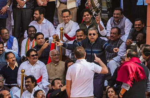 കല്യാൺ ബാനർജി ചെയർമാനെ അനുകരിക്കുന്നു/ പിടിഐ