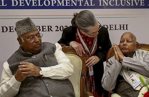 ഇന്ത്യ യോഗത്തിനെത്തിയ ഖാർഗെ, സോണിയ, ലാലു/ പിടിഐ