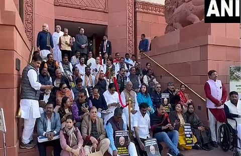 പാർലമെന്റിന് മുന്നിൽ എംപിമാരുടെ പ്രതിഷേധം/ എഎൻഐ