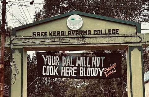 എസ്എഫ്ഐ സ്ഥാപിച്ച ബാനർ/ ഫെയ്സ്ബുക്ക്