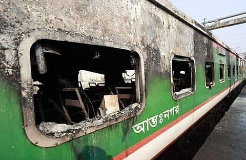 ധാക്കയില് തീവെച്ച ട്രെയിന് കോച്ചിന്റെ ദൃശ്യം/ഫോട്ടോ: എക്സ്