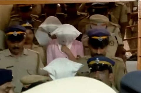 പ്രതികളെ കോടതിയില് എത്തിച്ചപ്പോള്