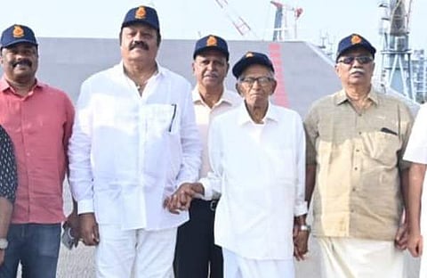 ഐഎന്എസ് വിക്രാന്ത് സന്ദര്ശിക്കുന്ന സുരേഷ് ഗോപിയും എം കെ സാനുവും ഉള്പ്പെടുന്ന സംഘം /ഫെയ്സ്ബുക്ക്