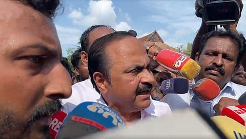 വിഡി സതീശന് മാധ്യമങ്ങളോട്  സംസാരിക്കുന്നു