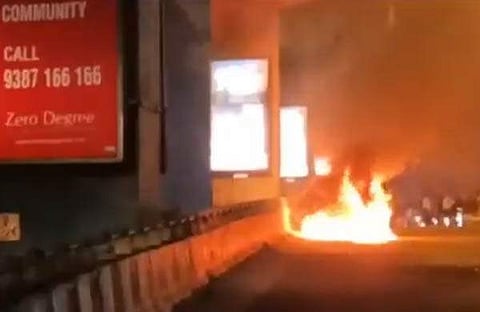 കൊച്ചിയിൽ ഓടിക്കൊണ്ടിരുന്ന കാറിന് തീപിടിച്ചു/ ടെലിവിഷൻ സ്ക്രീൻഷോട്ട്