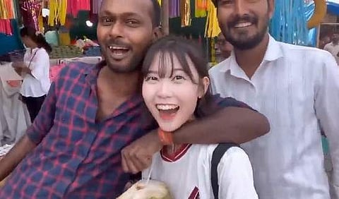 കൊറിയന് വ്ലോഗറോട് അപമര്യാദയായി പെരുമാറുന്നതിന്റെ വീഡിയോ ദൃശ്യം